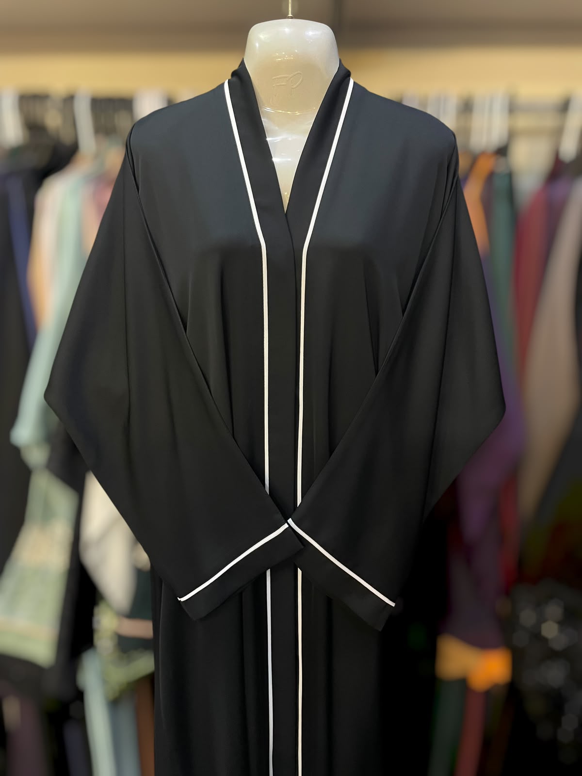 Whitepipen frontopen abaya